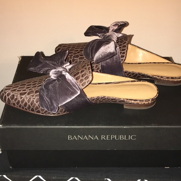 Banana Republic Shoes - Banana Republic Bow Slide Mules Shoes. Grey!